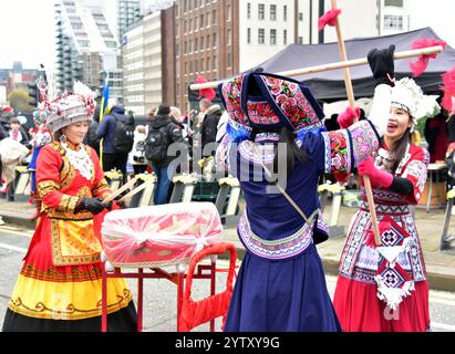 Manchester, Royaume-Uni, 8 décembre 2024. Les participants colorés et festifs de la Parade de Noël de Manchester, qui en est maintenant à sa troisième année, ont quitté la cathédrale de Manchester à 13h le dimanche 8 décembre pour une visite du centre-ville, divertissant les foules massives. Le conseil municipal de Manchester a organisé le défilé avec des groupes tels que Walk the Plank, Global Groove, Handmade Parade et Fools Paradise. Crédit : Terry Waller/Alamy Live News Banque D'Images