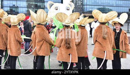 Manchester, Royaume-Uni, 8 décembre 2024. Les participants colorés et festifs de la Parade de Noël de Manchester, qui en est maintenant à sa troisième année, ont quitté la cathédrale de Manchester à 13h le dimanche 8 décembre pour une visite du centre-ville, divertissant les foules massives. Le conseil municipal de Manchester a organisé le défilé avec des groupes tels que Walk the Plank, Global Groove, Handmade Parade et Fools Paradise. Crédit : Terry Waller/Alamy Live News Banque D'Images