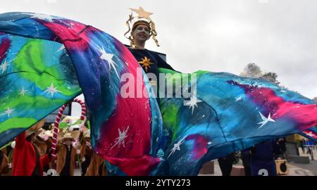 Manchester, Royaume-Uni, 8 décembre 2024. Les participants colorés et festifs de la Parade de Noël de Manchester, qui en est maintenant à sa troisième année, ont quitté la cathédrale de Manchester à 13h le dimanche 8 décembre pour une visite du centre-ville, divertissant les foules massives. Le conseil municipal de Manchester a organisé le défilé avec des groupes tels que Walk the Plank, Global Groove, Handmade Parade et Fools Paradise. Crédit : Terry Waller/Alamy Live News Banque D'Images