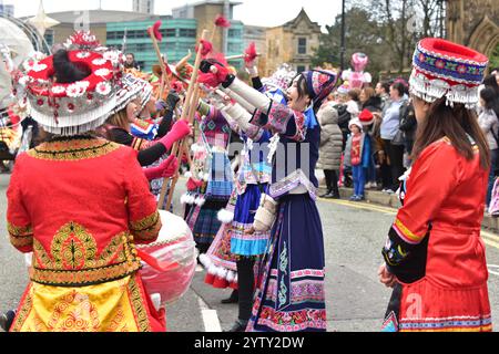 Manchester, Royaume-Uni, 8 décembre 2024. Les participants colorés et festifs de la Parade de Noël de Manchester, qui en est maintenant à sa troisième année, ont quitté la cathédrale de Manchester à 13h le dimanche 8 décembre pour une visite du centre-ville, divertissant les foules massives. Le conseil municipal de Manchester a organisé le défilé avec des groupes tels que Walk the Plank, Global Groove, Handmade Parade et Fools Paradise. Crédit : Terry Waller/Alamy Live News Banque D'Images