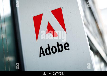 Munich, Allemagne. 03 décembre 2024. Le logo Adobe peut être vu sur une stèle devant une succursale d'Adobe Inc (jusqu'en octobre 2018 Adobe Systems Inc) à Munich (Bavière). Adobe est une société américaine de logiciels spécialisée dans les solutions logicielles pour la créativité, le design, le marketing numérique et la gestion de documents et est particulièrement connue pour ses produits leaders dans le domaine de la production créative et multimédia. Crédit : Matthias Balk/dpa/Alamy Live News Banque D'Images