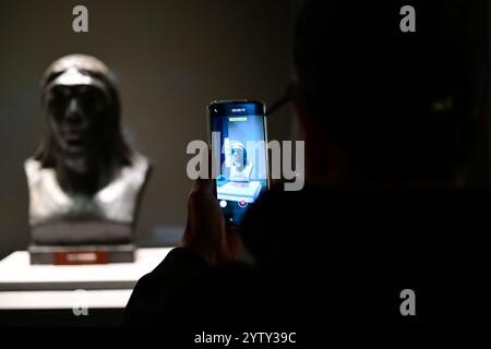 (241208) -- CHIZHOU, Dec. 8, 2024 (Xinhua) -- Un visiteur prend des photos d'un objet exposé à la salle d'exposition du site de Hualongdong dans le comté de Dongzhi de la ville de Chizhou, province de l'Anhui de l'est de la Chine, Dec. 6, 2024. Les scientifiques chinois ont découvert des dizaines de fossiles humains datant de 300 000 ans, qui sont les premiers trouvés en Asie de l'est en termes de processus d'évolution vers Homo sapiens, l'espèce à laquelle appartiennent tous les êtres humains modernes. Les fossiles humains, ainsi qu'un grand nombre d'os d'animaux fossilisés et d'outils en pierre, ont été découverts sur le site de Hualongdong à Dongzh Banque D'Images