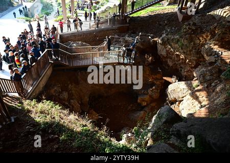 (241208) -- CHIZHOU, Dec. 8, 2024 (Xinhua) -- des gens visitent le site de Hualongdong dans le comté de Dongzhi de la ville de Chizhou, province d'Anhui, dans l'est de la Chine, Dec. 6, 2024. Les scientifiques chinois ont découvert des dizaines de fossiles humains datant de 300 000 ans, qui sont les premiers trouvés en Asie de l'est en termes de processus d'évolution vers Homo sapiens, l'espèce à laquelle appartiennent tous les êtres humains modernes. Les fossiles humains, ainsi qu'un grand nombre d'os d'animaux fossilisés et d'outils en pierre, ont été découverts sur le site de Hualongdong dans le comté de Dongzhi, dans la province d'Anhui, dans l'est de la Chine. Resear chinois Banque D'Images