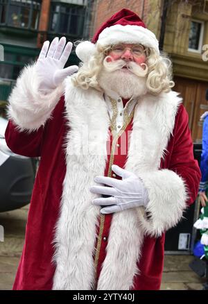 Manchester, Royaume-Uni, 8 décembre 2024. Les participants colorés et festifs de la Parade de Noël de Manchester, qui en est maintenant à sa troisième année, ont quitté la cathédrale de Manchester à 13h le dimanche 8 décembre pour une visite du centre-ville, divertissant les foules massives. Le conseil municipal de Manchester a organisé le défilé avec des groupes tels que Walk the Plank, Global Groove, Handmade Parade et Fools Paradise. Crédit : Terry Waller/Alamy Live News Banque D'Images