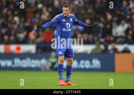 Leicester, Royaume-Uni. 08 décembre 2024. Jamie Vardy de Leicester City donne les instructions de son équipe lors du match de premier League Leicester City vs Brighton et Hove Albion au King Power Stadium, Leicester, Royaume-Uni, le 8 décembre 2024 (photo par Alfie Cosgrove/News images) à Leicester, Royaume-Uni le 12/8/2024. (Photo par Alfie Cosgrove/News images/SIPA USA) crédit : SIPA USA/Alamy Live News Banque D'Images