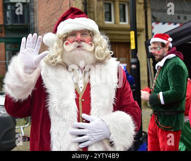 Manchester, Royaume-Uni, 8 décembre 2024. Les participants colorés et festifs de la Parade de Noël de Manchester, qui en est maintenant à sa troisième année, ont quitté la cathédrale de Manchester à 13h le dimanche 8 décembre pour une visite du centre-ville, divertissant les foules massives. Le conseil municipal de Manchester a organisé le défilé avec des groupes tels que Walk the Plank, Global Groove, Handmade Parade et Fools Paradise. Crédit : Terry Waller/Alamy Live News Banque D'Images