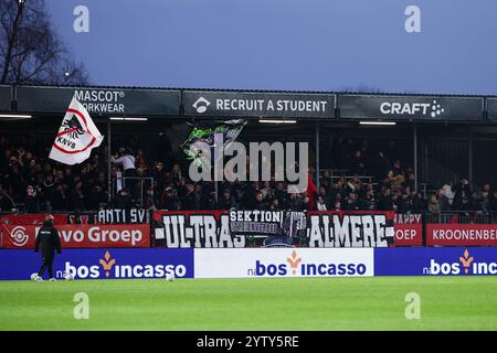 Almere, pays-Bas. 08 décembre 2024. ALMERE, 08-12-2024, Yanmar Stadium, saison 2024/2025, Néerlandais Eredivisie Football. Almere supporters avec des drapeaux contre la KNVB avant le match Almere City FC - FC Utrecht crédit : Pro Shots/Alamy Live News Banque D'Images