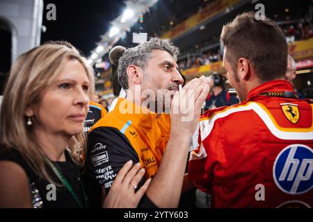Abu Dhabi, Abu Dhabi. 08 décembre 2024. Andrea Stella (ITA) McLaren Team principal au parc ferme avec Ferrari. 08.12.2024. Championnat du monde de formule 1, Rd 24, Abu Dhabi Grand Prix, circuit Yas Marina, Abu Dhabi, jour de la course. Le crédit photo devrait se lire : XPB/Alamy Live News. Banque D'Images