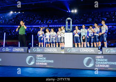 LONDRES, ROYAUME-UNI. 07 Dec 24. Sir Christopher Hoy (MBE) (à gauche) présente tous les coureurs britanniques au public (inc. M. Richardson, H. Ledingham-Horn, E. Finucane, C, Capewell, K. marchant, Katie Archibald, J. Roberts, N. Evans, A. Morris, W. Perrett et W. Tidball lors de l'UCI Track Champions League 2024 au Lee Valley VeloPark le samedi 07 décembre 2024 à LONDRES, ROYAUME-UNI. Crédit : Taka G Wu/Alamy Live News Banque D'Images