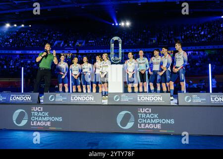 LONDRES, ROYAUME-UNI. 07 Dec 24. Sir Christopher Hoy (MBE) (à gauche) présente tous les coureurs britanniques au public (inc. M. Richardson, H. Ledingham-Horn, E. Finucane, C, Capewell, K. marchant, Katie Archibald, J. Roberts, N. Evans, A. Morris, W. Perrett et W. Tidball lors de l'UCI Track Champions League 2024 au Lee Valley VeloPark le samedi 07 décembre 2024 à LONDRES, ROYAUME-UNI. Crédit : Taka G Wu/Alamy Live News Banque D'Images