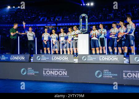 LONDRES, ROYAUME-UNI. 07 Dec 24. Sir Christopher Hoy (MBE) (à gauche) présente tous les coureurs britanniques au public (inc. M. Richardson, H. Ledingham-Horn, E. Finucane, C, Capewell, K. marchant, Katie Archibald, J. Roberts, N. Evans, A. Morris, W. Perrett et W. Tidball lors de l'UCI Track Champions League 2024 au Lee Valley VeloPark le samedi 07 décembre 2024 à LONDRES, ROYAUME-UNI. Crédit : Taka G Wu/Alamy Live News Banque D'Images