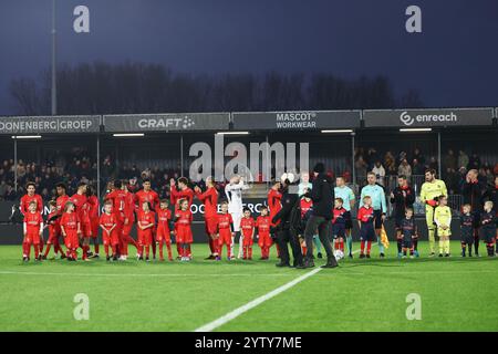 Almere, pays-Bas. 08 décembre 2024. ALMERE, 08-12-2024, Yanmar Stadium, saison 2024/2025, Néerlandais Eredivisie Football. Alignez-vous avec Almere City pendant le match Almere City FC - FC Utrecht crédit : Pro Shots/Alamy Live News Banque D'Images
