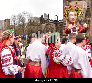 Manchester, Royaume-Uni, 8 décembre 2024. Les participants colorés et festifs de la Parade de Noël de Manchester, qui en est maintenant à sa troisième année, ont quitté la cathédrale de Manchester à 13h le dimanche 8 décembre pour une visite du centre-ville, divertissant les foules massives. Le conseil municipal de Manchester a organisé le défilé avec des groupes tels que Walk the Plank, Global Groove, Handmade Parade et Fools Paradise. Crédit : Terry Waller/Alamy Live News Banque D'Images