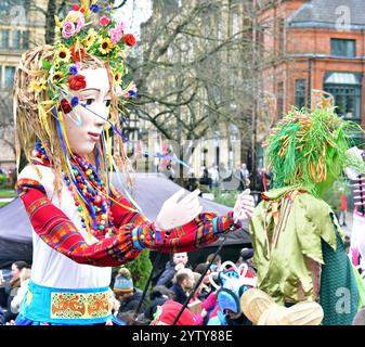 Manchester, Royaume-Uni, 8 décembre 2024. Les participants colorés et festifs de la Parade de Noël de Manchester, qui en est maintenant à sa troisième année, ont quitté la cathédrale de Manchester à 13h le dimanche 8 décembre pour une visite du centre-ville, divertissant les foules massives. Le conseil municipal de Manchester a organisé le défilé avec des groupes tels que Walk the Plank, Global Groove, Handmade Parade et Fools Paradise. Crédit : Terry Waller/Alamy Live News Banque D'Images