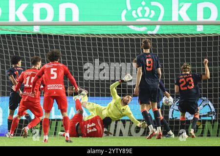 Almere, pays-Bas. 08 décembre 2024. ALMERE, 08-12-2024, Yanmar Stadium, saison 2024/2025, Néerlandais Eredivisie Football. Opportunité pour le joueur d'Almere City Junior Kadile pendant le match Almere City FC - FC Utrecht crédit : Pro Shots/Alamy Live News Banque D'Images