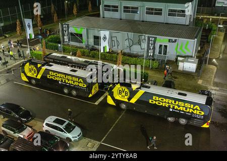 Sports, football, Bundesliga, 2024/2025, Borussia Moenchengladbach v. BVB Borussia Dortmund 1-1, stade Borussia Park, bus de l'équipe de Dortmund sur le parking, LA RÉGLEMENTATION DFL INTERDIT TOUTE UTILISATION DE PHOTOGRAPHIES COMME SÉQUENCES D'IMAGES ET/OU QUASI-VIDÉO Banque D'Images