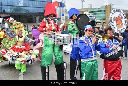 Manchester, Royaume-Uni, 8 décembre 2024. Les participants colorés et festifs de la Parade de Noël de Manchester, qui en est maintenant à sa troisième année, ont quitté la cathédrale de Manchester à 13h le dimanche 8 décembre pour une visite du centre-ville, divertissant les foules massives. Le conseil municipal de Manchester a organisé le défilé avec des groupes tels que Walk the Plank, Global Groove, Handmade Parade et Fools Paradise. Crédit : Terry Waller/Alamy Live News Banque D'Images