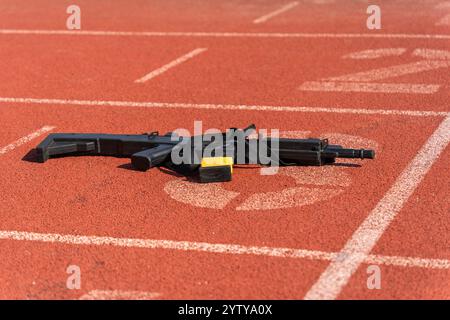 Entraînez-vous aux armes sur la ligne de départ d'une piste de course orange Banque D'Images