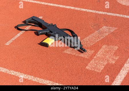 Entraînez-vous aux armes sur la ligne de départ d'une piste de course orange Banque D'Images