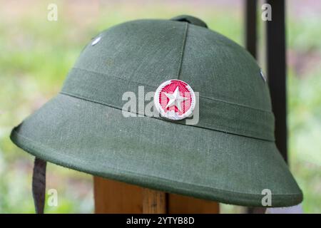 Chapeau militaire vietnamien vert avec l'écusson communiste de la guerre du Vietnam Banque D'Images