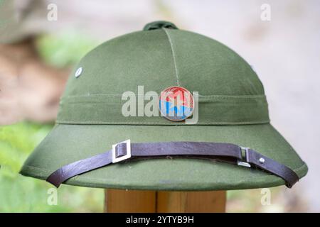 Chapeau militaire vietnamien vert avec l'écusson communiste de la guerre du Vietnam Banque D'Images