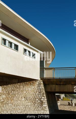 Vue arrière latérale extérieure des années 1960 cou ou entrée bâtiment en forme de Boomerang de Boscombe Pier montrant le balayage du toit, Bournemouth, Royaume-Uni Banque D'Images