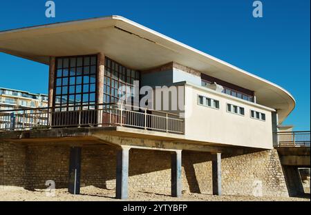 Vue arrière latérale extérieure des années 1960 cou ou entrée bâtiment en forme de Boomerang de Boscombe Pier montrant le balayage du toit, Bournemouth, Royaume-Uni Banque D'Images