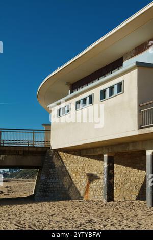 Vue arrière latérale extérieure des années 1960 cou ou entrée bâtiment en forme de Boomerang de Boscombe Pier montrant le balayage du toit, Bournemouth, Royaume-Uni Banque D'Images