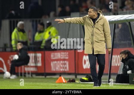 Almere, pays-Bas. 08 décembre 2024. ALMERE, 08-12-2024, Yanmar Stadium, saison 2024/2025, Néerlandais Eredivisie Football. Almere City coach Hedwiges Maduro pendant le match Almere City FC - FC Utrecht crédit : Pro Shots/Alamy Live News Banque D'Images