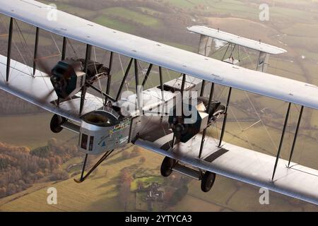 Vue air-air du Vickers Vimy, un biplan bimoteur historique réputé pour son rôle dans le premier vol transatlantique sans escale, mettant en valeur son design emblématique en vol. Banque D'Images