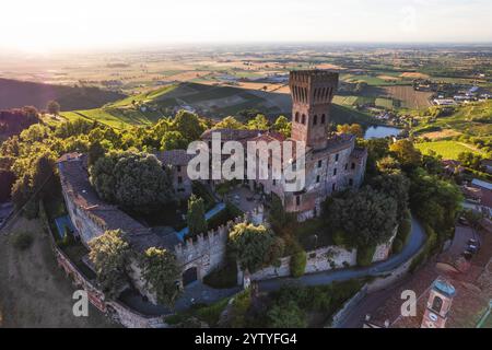 Vue aérienne du château de Cigognola avec son vignoble en arrière-plan, Oltrepo Pavese, Pavie, Lombardie, Italie Banque D'Images