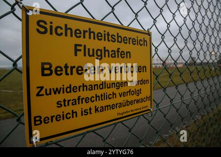 Flughafen Nürnberg : Jährlich nutzen den internationalen Nürnberger Aéroport d'Albrecht-Dürer IATA-Code : nue mehrere Millionen Menschen. Nach dem Münchener Flughafen ist es der zweitgrößte Bayerns und nach Passagieraufkommen der neunt größte Airport Deutschlands. IM Bild ist ein Schild, das auf den Sicherheitsbereich hinweist zu sehen. En 100, 90411 Nür Bayern Deutschland Flughafen Nürnberg-08 *** Aéroport de Nuremberg chaque année, plusieurs millions de personnes utilisent l'aéroport international d'Albrecht Dürer de Nurembergs code IATA nue C'est le deuxième plus grand aéroport de Bavière après l'aéroport de Munich et Flughafenstraße Banque D'Images