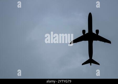 Flughafen Nürnberg : Jährlich nutzen den internationalen Nürnberger Aéroport d'Albrecht-Dürer IATA-Code : nue mehrere Millionen Menschen. Nach dem Münchener Flughafen ist es der zweitgrößte Bayerns und nach Passagieraufkommen der neunt größte Airport Deutschlands. IM Bild ist ein kontrastiert ein abhebendes Flugzeug zu sehen. En 100, 90411 Nür Bayern Deutschland Flughafen Nürnberg-01 *** Aéroport de Nuremberg chaque année, plusieurs millions de personnes utilisent l'aéroport international d'Albrecht Dürer de Nurembergs code IATA nue C'est le deuxième plus grand aéroport de Bavière après l'aéroport de Munich et le neuvième LAR Flughafenstraße Banque D'Images