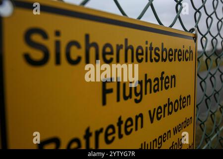 Flughafen Nürnberg : Jährlich nutzen den internationalen Nürnberger Aéroport d'Albrecht-Dürer IATA-Code : nue mehrere Millionen Menschen. Nach dem Münchener Flughafen ist es der zweitgrößte Bayerns und nach Passagieraufkommen der neunt größte Airport Deutschlands. IM Bild ist ein Schild, das auf den Sicherheitsbereich hinweist zu sehen. En 100, 90411 Nür Bayern Deutschland Flughafen Nürnberg-06 *** Aéroport de Nuremberg chaque année, plusieurs millions de personnes utilisent l'aéroport international d'Albrecht Dürer de Nurembergs code IATA nue C'est le deuxième plus grand aéroport de Bavière après l'aéroport de Munich et Flughafenstraße Banque D'Images