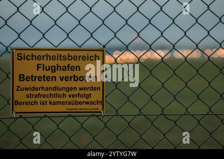 Flughafen Nürnberg : Jährlich nutzen den internationalen Nürnberger Aéroport d'Albrecht-Dürer IATA-Code : nue mehrere Millionen Menschen. Nach dem Münchener Flughafen ist es der zweitgrößte Bayerns und nach Passagieraufkommen der neunt größte Airport Deutschlands. IM Bild ist ein Schild, das auf den Sicherheitsbereich hinweist zu sehen. En 100, 90411 Nür Bayern Deutschland Flughafen Nürnberg-15 *** Aéroport de Nuremberg chaque année, plusieurs millions de personnes utilisent l'aéroport international d'Albrecht Dürer de Nurembergs code IATA nue C'est le deuxième plus grand aéroport de Bavière après l'aéroport de Munich et Flughafenstraße Banque D'Images