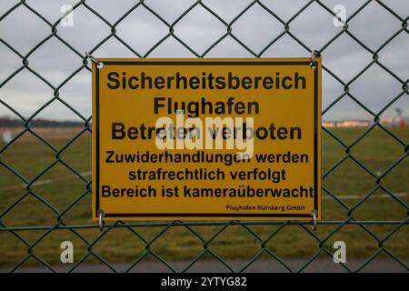 Flughafen Nürnberg : Jährlich nutzen den internationalen Nürnberger Aéroport d'Albrecht-Dürer IATA-Code : nue mehrere Millionen Menschen. Nach dem Münchener Flughafen ist es der zweitgrößte Bayerns und nach Passagieraufkommen der neunt größte Airport Deutschlands. IM Bild ist ein Schild, das auf den Sicherheitsbereich hinweist zu sehen. En 100, 90411 Nür Bayern Deutschland Flughafen Nürnberg-10 *** Aéroport de Nuremberg chaque année, plusieurs millions de personnes utilisent l'aéroport international d'Albrecht Dürer de Nurembergs code IATA nue C'est le deuxième plus grand aéroport de Bavière après l'aéroport de Munich et Flughafenstraße Banque D'Images