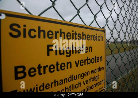 Flughafen Nürnberg : Jährlich nutzen den internationalen Nürnberger Aéroport d'Albrecht-Dürer IATA-Code : nue mehrere Millionen Menschen. Nach dem Münchener Flughafen ist es der zweitgrößte Bayerns und nach Passagieraufkommen der neunt größte Airport Deutschlands. IM Bild ist ein Schild, das auf den Sicherheitsbereich hinweist zu sehen. En 100, 90411 Nür Bayern Deutschland Flughafen Nürnberg-07 *** Aéroport de Nuremberg chaque année, plusieurs millions de personnes utilisent l'aéroport international d'Albrecht Dürer de Nurembergs code IATA nue C'est le deuxième plus grand aéroport de Bavière après l'aéroport de Munich et Flughafenstraße Banque D'Images