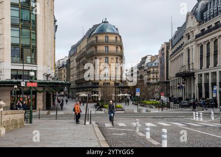 Vue vers Pasticceria Cova, au 1 rue Pont neuf, vue depuis Pont neuf, Paris. Banque D'Images