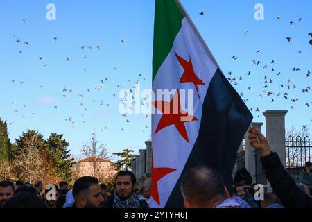 Istanbul, Turquie. 08 décembre 2024. Le drapeau syrien agite dans la cour de la mosquée Fatih lors d’un rassemblement de Syriens avant l’annonce de la chute du régime d’Assad. Crédit : SOPA images Limited/Alamy Live News Banque D'Images