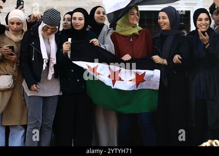 Istanbul, Turquie. 08 décembre 2024. ARD de la Mosquée Fatih à Istanbul, célèbre la chute du régime Assad. Crédit : SOPA images Limited/Alamy Live News Banque D'Images