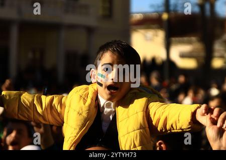 Istanbul, Turquie. 08 décembre 2024. Un enfant syrien applaudit lors d’un rassemblement de Syriens à la mosquée Fatih à Istanbul, célébrant la chute du régime d’Assad. Crédit : SOPA images Limited/Alamy Live News Banque D'Images