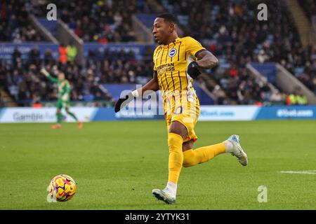 Leicester, Royaume-Uni. 08 décembre 2024. Pervis Estupiñán de Brighton & Hove Albion rompt avec le ballon lors du match de premier League Leicester City vs Brighton et Hove Albion au King Power Stadium, Leicester, Royaume-Uni, le 8 décembre 2024 (photo par Alfie Cosgrove/News images) à Leicester, Royaume-Uni, le 12/8/2024. (Photo par Alfie Cosgrove/News images/SIPA USA) crédit : SIPA USA/Alamy Live News Banque D'Images