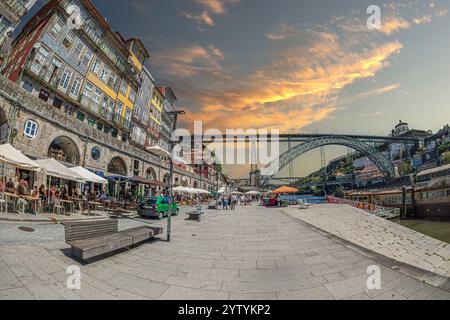 PORTO, PORTUGAL - 11 AVRIL 2024 : vue panoramique avec de vieilles maisons multicolores à Porto Ribeira, le long de Cais da Ribeira. Architecture de jetée de la vieille ville et Banque D'Images