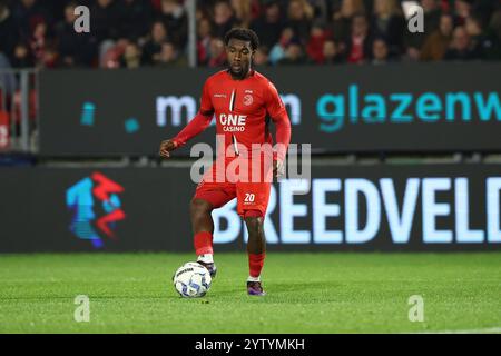 Almere, pays-Bas. 08 décembre 2024. ALMERE, 08-12-2024, Yanmar Stadium, saison 2024/2025, Néerlandais Eredivisie Football. Hamdi Akujobi, joueur du Almere City FC - FC Utrecht pendant le match Almere City FC crédit : Pro Shots/Alamy Live News Banque D'Images