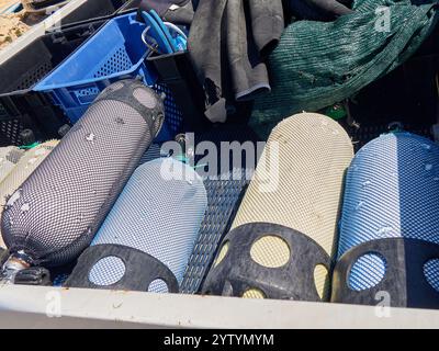 Bouteilles d'oxygène de plongée transportées à l'arrière de la voiture Banque D'Images