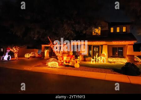 Lumières de Noël dans une résidence privée dans la zone métropolitaine de Phoenix AZ. Banque D'Images