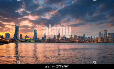 Chicago, Illinois, États-Unis. Image de paysage urbain de la célèbre skyline de Chicago au magnifique coucher de soleil printanier. Banque D'Images