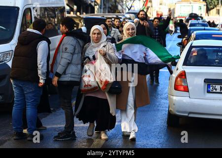 Istanbul, Turquie. 08 décembre 2024. Les Syriens se rassemblent dans les rues d’Istanbul, en Turquie, en préparation d’une marche de célébration après l’annonce de la chute du régime d’Assad. (Photo de Shady Alassar/SOPA images/SIPA USA) crédit : SIPA USA/Alamy Live News Banque D'Images