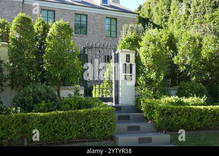 Beverly Hills, Californie, USA 7 décembre 2024 actrices Ashley Olson et Mary-Kate Olson, The Olson Twins former Home/House au 801 N. Alpine Drive le 7 décembre 2024 à Beverly Hills, Californie, USA. Photo de Barry King/Alamy Stock photo Banque D'Images