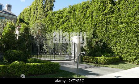 Beverly Hills, Californie, USA 7 décembre 2024 actrices Ashley Olson et Mary-Kate Olson, The Olson Twins former Home/House au 801 N. Alpine Drive le 7 décembre 2024 à Beverly Hills, Californie, USA. Photo de Barry King/Alamy Stock photo Banque D'Images